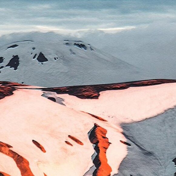 Genmälde einer verschneiden Berglandschaft in der Dämmerung (Cover zum Buch Dein Fortsein ist Finsternis von Jon Kalman Stefansson)