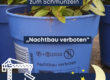 blauer Plastiktopf mit einer Pflanze (Nachtblau)