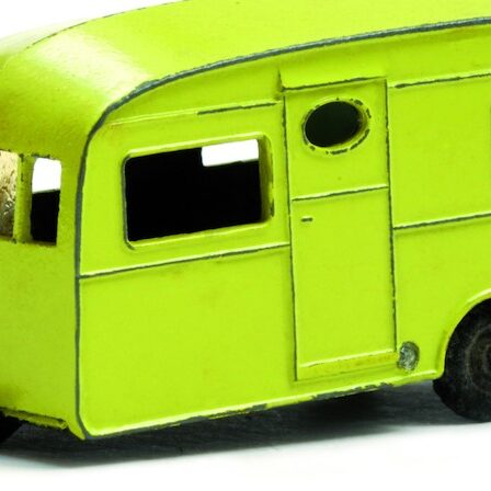 grüner Spielzeug-Caravan (Cover zu Jörg Juretzkas Buch "Alles total groovy hier")