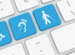 einige Tasten einer Computertastatur, darauf Symbole zur Barrierefreiheit