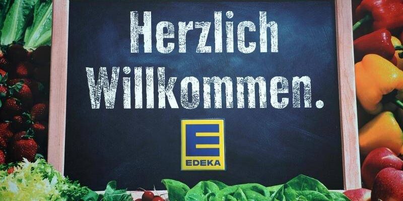 Copyright EDEKA Herzlich Willkommen. Text auf einer Tafel, rundherum frisches Gemüse
